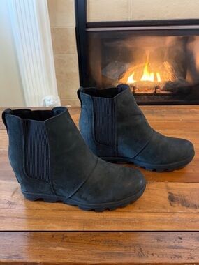 Sorel Women’s Joan of Arctic Wedge ll Chelsea Boots Black Slip On Sz 9.5